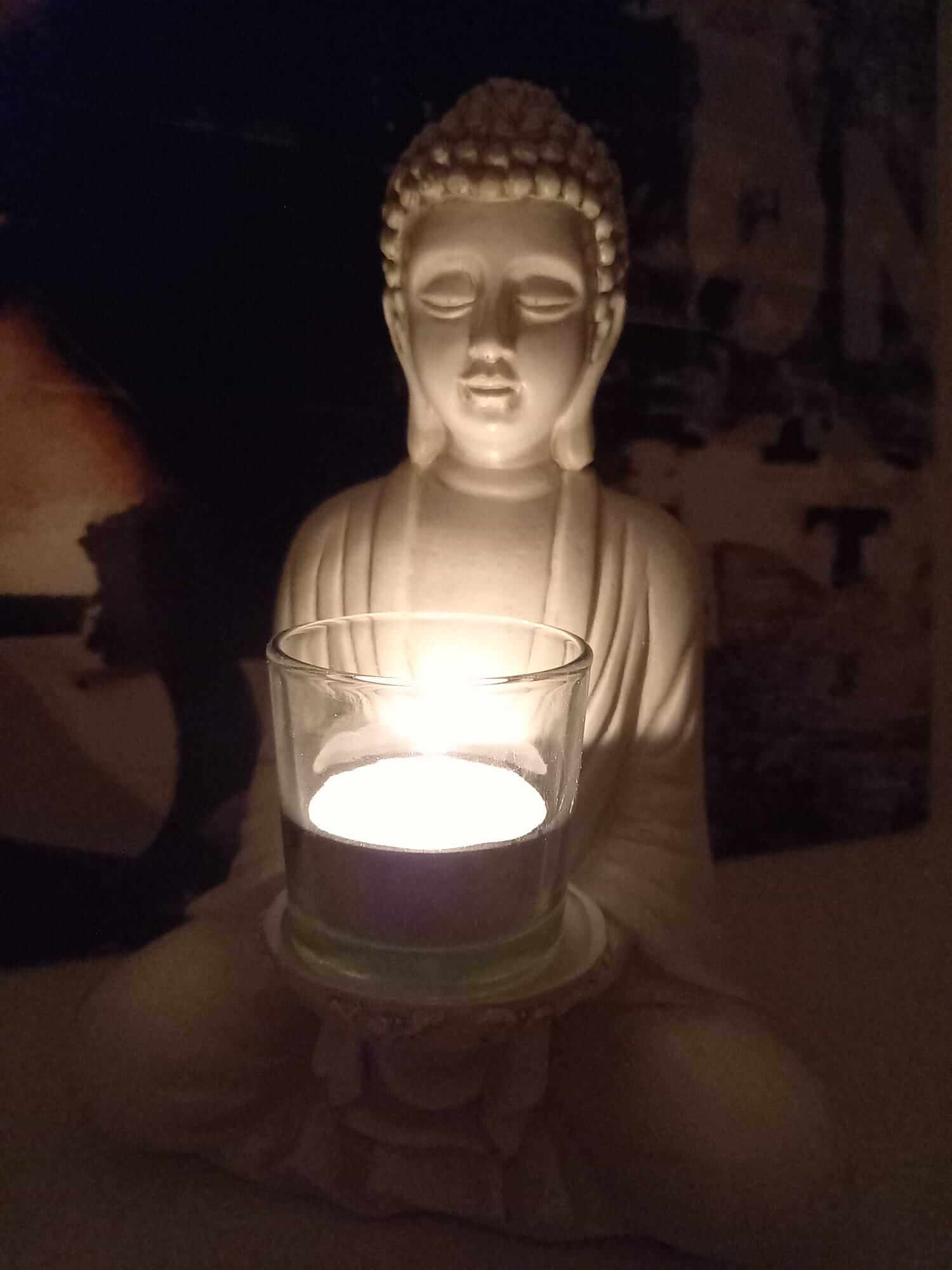 kleiner-buddha-jenny Kleiner Buddha als Teelichthalter im Dunkeln